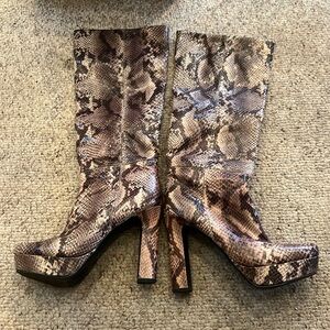 Worthington leather Boots platform size 61/2 M fits like 71/2 with side zipper